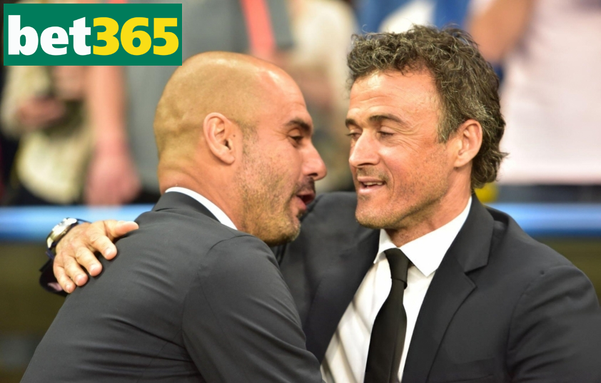 Pep Guardiola cố gắng tạo bấu không khí vui vẻ tới Luis Enrique. Ảnh: Getty